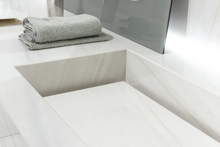 AR showroom ariostea amb2 part4 bianco covelano shiny bathroom